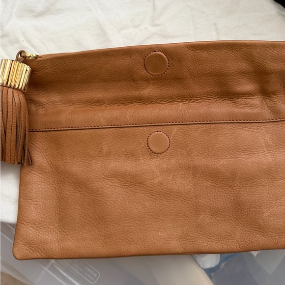 ✨India Hicks Carmen Clutch with Tassel Dust bag included Tan - Picture 4 of 10